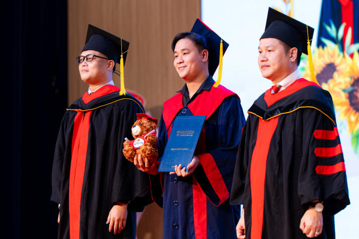 Tự hào khoác áo cử nhân, sinh viên HUTECH viết tiếp hành trình tương lai 87