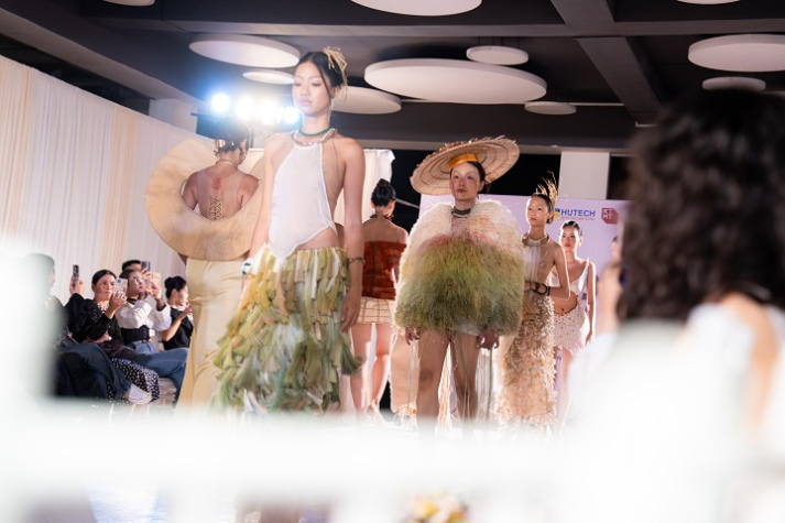 Đạo diễn Long Kan 'chốt đơn' ngay trên sàn diễn thời trang 36