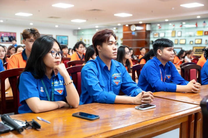 Sinh viên Marketing - Kinh doanh quốc tế củng cố lý tưởng qua Talkshow “Tự hào, vững tin theo Đảng” 12