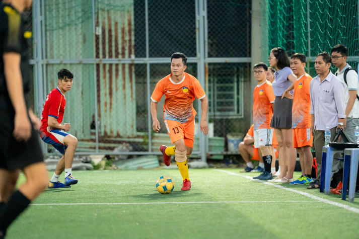 [Hội thao CB-GV-NV HUTECH 2025]: VPT-VPHĐT-P.NS-TT.KĐ-ĐBCL-B.TTr-TT.IT đăng quang ngôi vương Bóng đá nam 100