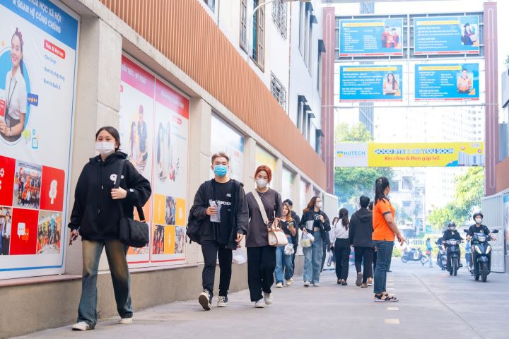 [Video] HUTECH-ers chính thức trở lại trường khởi động năm học mới 2023-2024 24