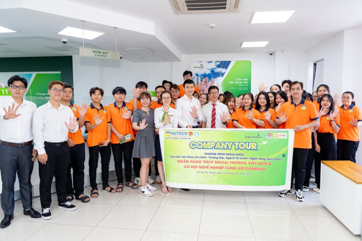 Sinh viên Khoa Tài chính - Thương mại HUTECH tham quan Vietcombank 108