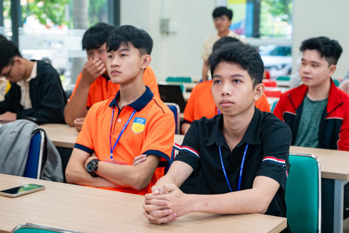 Sinh viên chăm chú lắng nghe phần chia sẻ về lộ trình phát triển nghề nghiệp trong lĩnh vực bán dẫn