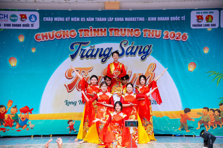 Sinh viên Marketing - Kinh doanh quốc tế viết nên mùa trăng sẻ chia tại Tây Ninh 57