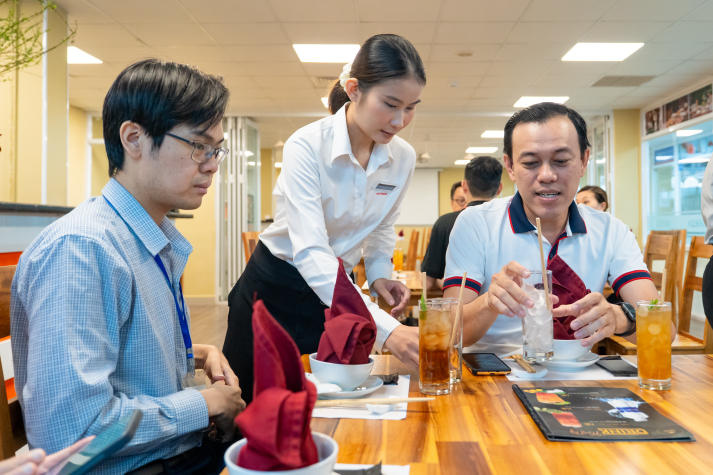 Nhà hàng SEN: Dấu ấn đồ án tốt nghiệp giàu bản sắc Á của sinh viên HUTECH 77