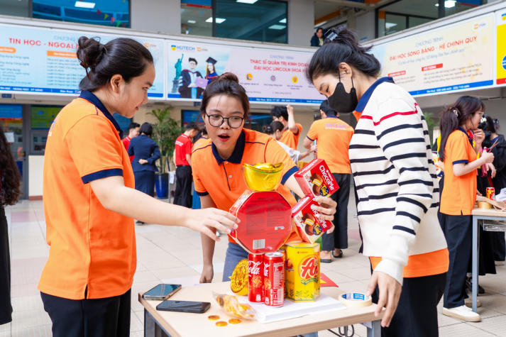 [Ảnh] Tuổi trẻ Khoa Tài chính - Thương mại gói trọn yêu thương trong những phần quà Tết 37