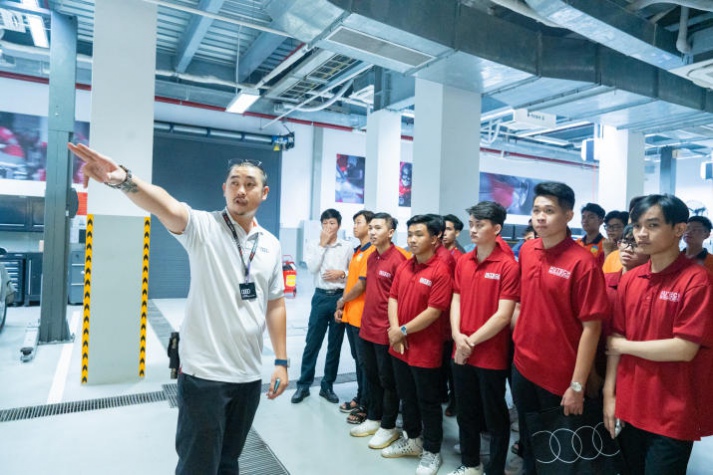 [Video] Giờ học giá trị của sinh viên ngành Công nghệ kỹ thuật ô tô, Công nghệ ô tô điện HUTECH tại showroom Audi lớn nhất Việt Nam 72