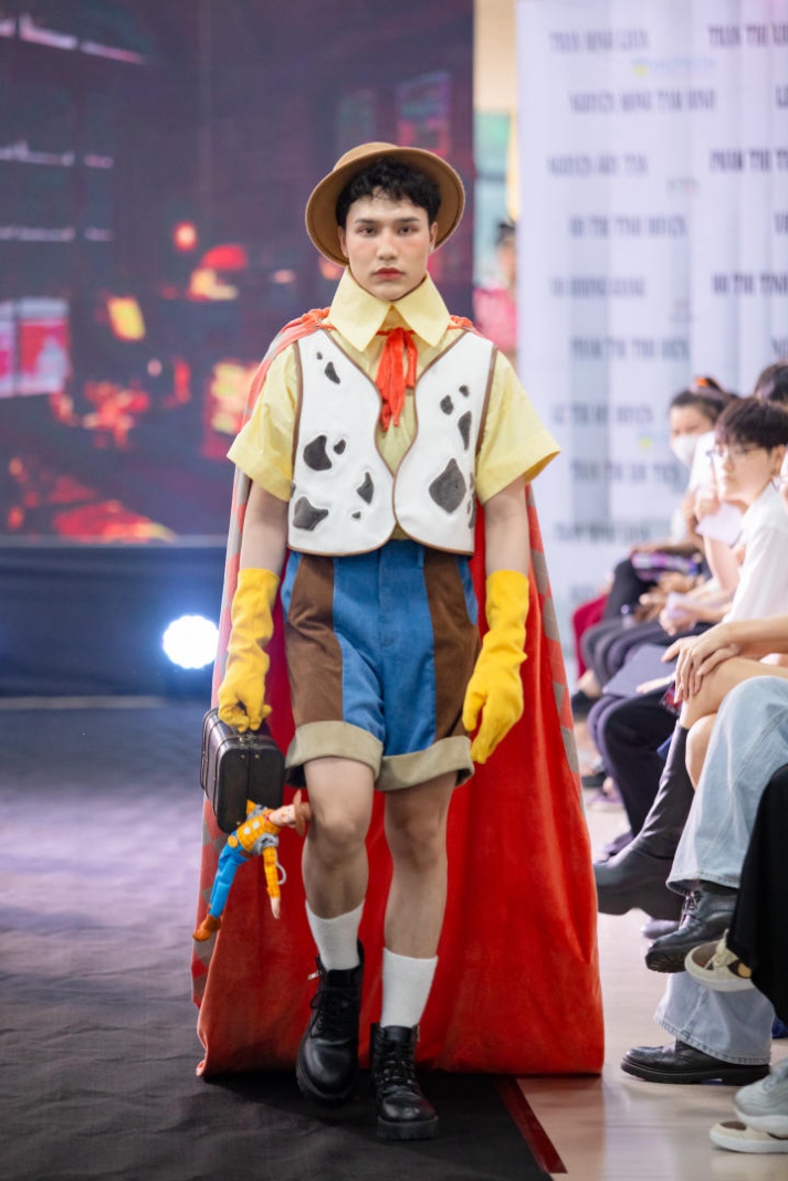 [Video] Đem bọ cánh cứng và người vô gia cư vào đồ án tốt nghiệp, 02 sinh viên ngành Thiết kế thời trang HUTECH “cán đích” thủ khoa và á khoa 201