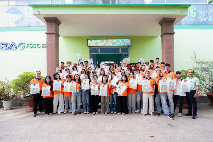 Sinh viên ngành Kinh doanh quốc tế học nghề thực tế từ chuyến tham quan Vinacoco 104