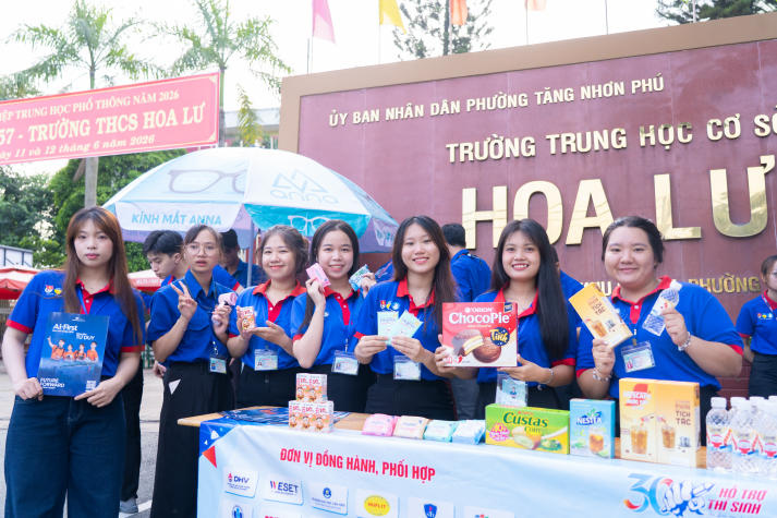 Tuổi trẻ HUTECH tiếp sức sĩ tử 2k8 trong ngày thi tốt nghiệp THPT 2026 24