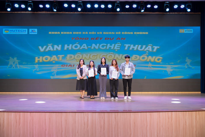 Khoa Khoa học Xã hội và Quan hệ Công chúng tôn vinh loạt dự án ý nghĩa của sinh viên 64