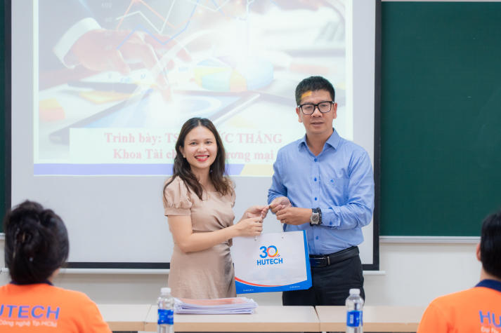 [Video] Sinh viên HUTECH học cách làm chủ tài chính từ chuyên gia trong dự án "Hanwha Life Finance Mentor" 19