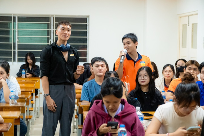 Học ngoại ngữ sáng tạo qua Podcast cùng sinh viên Khoa Tiếng Anh 40