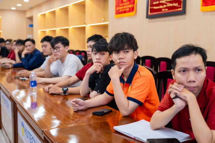 Sinh viên Viện Kỹ thuật "giải mã" điện áp cao xe điện, vững vàng bước vào ngành công nghiệp xanh 33