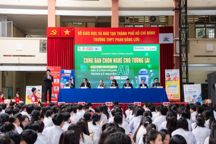 Học sinh THPT khám phá loạt mô hình học thuật sáng tạo tại gian hàng HUTECH 10