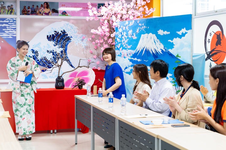 Sinh viên Khoa Nhật Bản học HUTECH trải nghiệm nghệ thuật cắm hoa truyền thống Ikebana qua Workshop 21