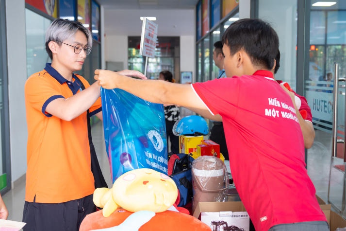 [Video] Chiến sĩ Mùa hè xanh HUTECH sôi nổi tham gia hiến máu tình nguyện 81