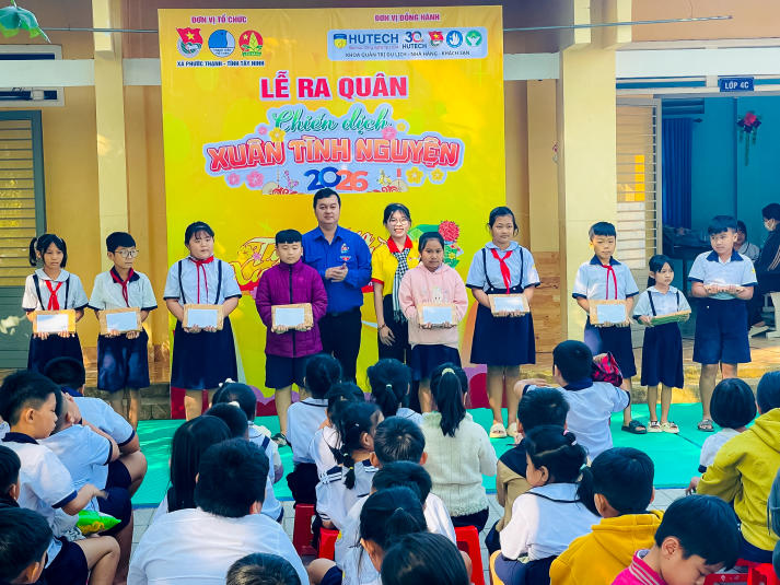 Tuổi trẻ Khoa Quản trị Du lịch - Nhà hàng - Khách sạn mang xuân đến vùng đất nghĩa tình 53