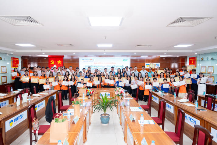 Vinh danh sinh viên Khoa Tài chính - Thương mại: Những trái tim tình nguyện vì cộng đồng 68