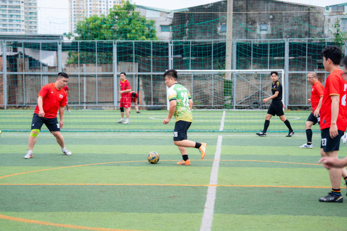 [Hội thao CB-GV-NV HUTECH 2025]: Bóng đá nam ra quân, kịch tính ngay loạt trận mở màn 21