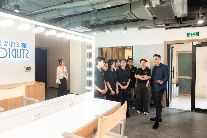 Sinh viên Quản trị sự kiện “đột nhập” hậu trường sân khấu chuyên nghiệp cùng đạo diễn Loki Vũ 58