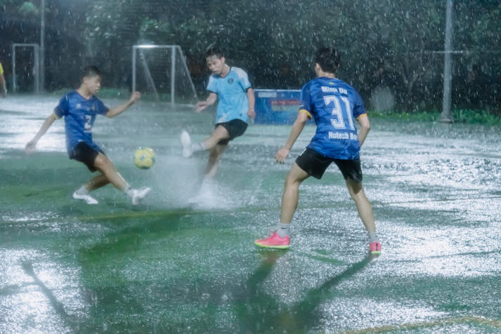 Nhiều màn tranh đấu kịch tính tại Bán kết bộ môn Bóng đá nam Giải thể thao chào đón tân sinh viên 88