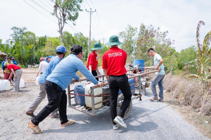 HUTECH  “chở” 120m3 nước ngọt về cho người dân vùng hạn tỉnh Tiền Giang 92