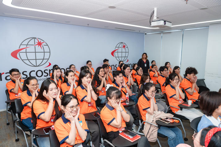 Tham quan Transcosmos Vietnam, sinh viên ngành Digital Marketing học hỏi kinh nghiệm từ cựu sinh viên 32