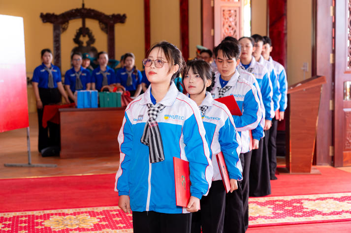 07 chiến sĩ Mùa hè xanh HUTECH vinh dự đứng vào hàng ngũ của Đảng Cộng sản Việt Nam 250