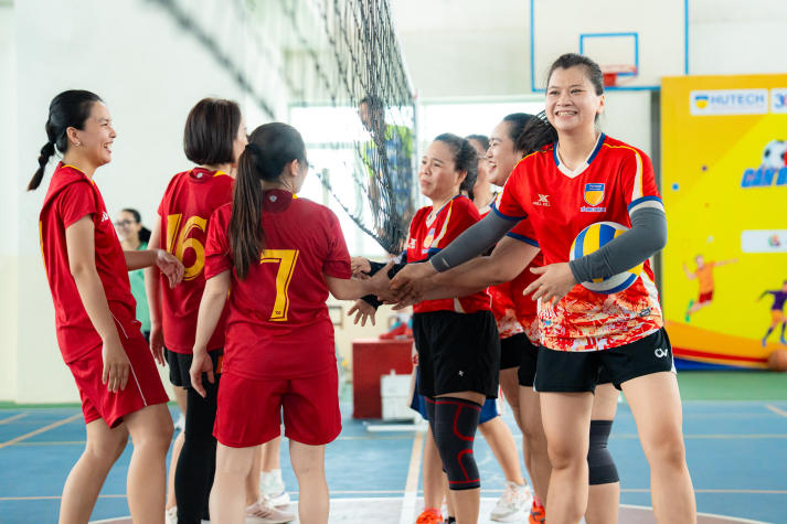 [Hội thao CB-GV-NV HUTECH 2025]: TT.TVTS-TT.TrT-TT.Mar-PTTH, P.ĐT-P.KT-TT.DHS bảo vệ thành công ngôi vương Bóng chuyền nam, nữ 108