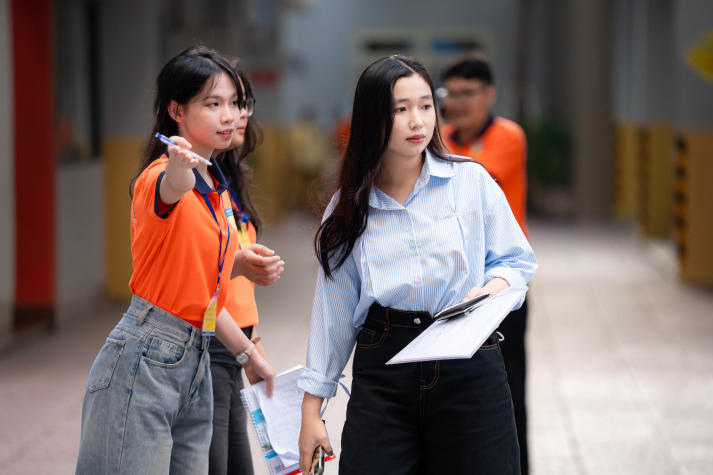 Tân sinh viên HUTECH đến trường nhập học từ sáng sớm 30