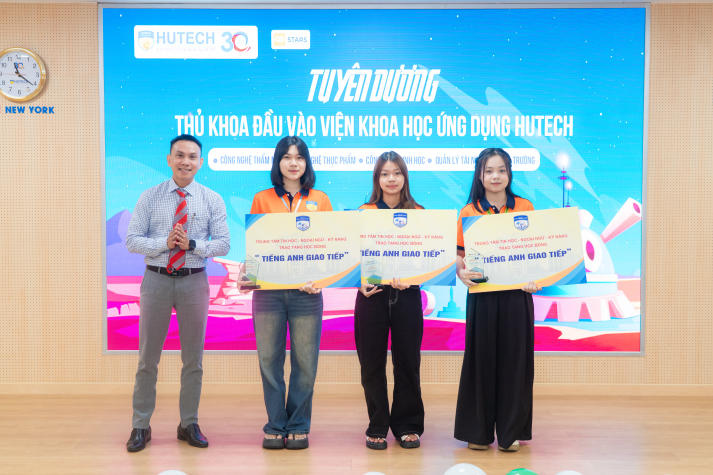 Tân binh Viện Khoa học Ứng dụng học hỏi từ đàn anh, sẵn sàng chinh phục giảng đường đại học 93