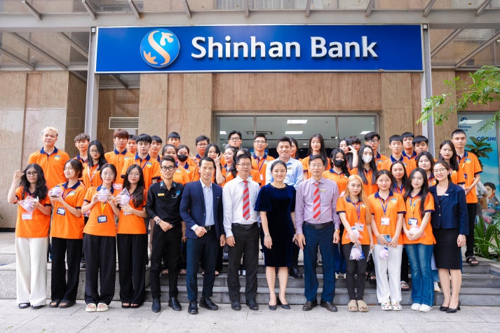 Chuyến khám phá nghề nghiệp thú vị của sinh viên Khoa Tài chính - Thương mại tại Shinhan Bank 72