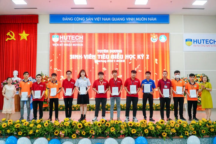 Viện cũng khen thưởng cho các cá nhân/tập thể có thành tích tốt trong năm học vừa qua HUTECH 7