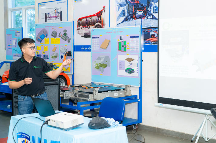 Sinh viên Viện Kỹ thuật cập nhật công nghệ chẩn đoán ô tô điện với thiết bị Launch X431 16