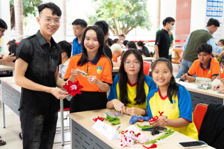 Sinh viên Viện Khoa học Ứng dụng HUTECH trang trí nón lá mừng Ngày Nhà giáo Việt Nam 25