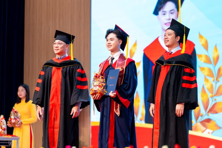 Lễ trao bằng tốt nghiệp HUTECH: Vinh danh nghị lực học tập vượt giới hạn thời gian và tuổi tác 140