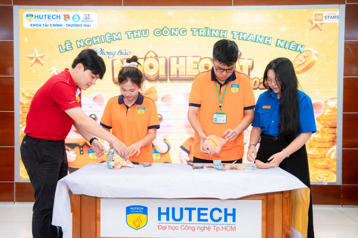 Sinh viên Khoa Tài chính - Thương mại lan tỏa yêu thương từ phong trào nuôi heo đất 51