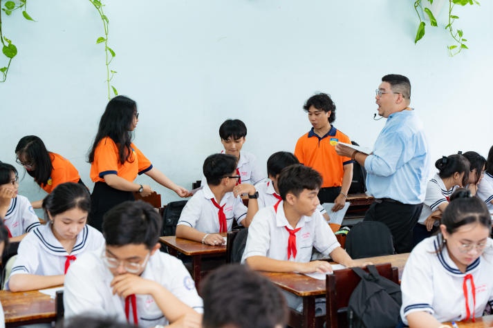 Sinh viên ngành Tâm lý học HUTECH về Cần Thơ trò chuyện cùng teen Trường THCS Thới Long 37