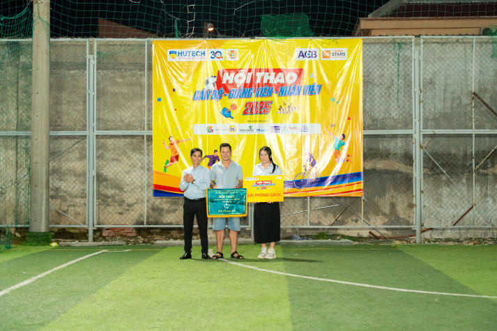 [Hội thao CB-GV-NV HUTECH 2025]: VPT-VPHĐT-P.NS-TT.KĐ-ĐBCL-B.TTr-TT.IT đăng quang ngôi vương Bóng đá nam 135