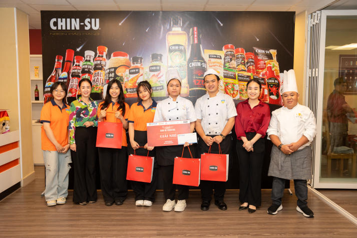 Sinh viên ngành Quản trị nhà hàng và dịch vụ ăn uống trải nghiệm làm bánh mì “signature” cùng chuyên gia 134