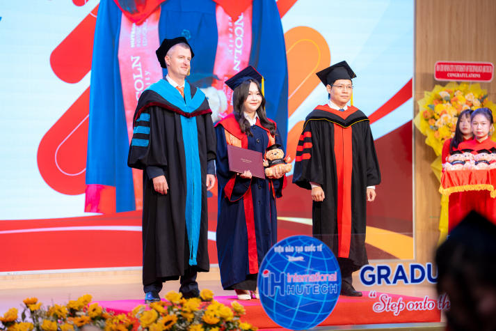 [Video] Hơn 300 tân khoa Viện Đào tạo Quốc tế HUTECH tốt nghiệp, khởi đầu hành trình hội nhập toàn cầu 24