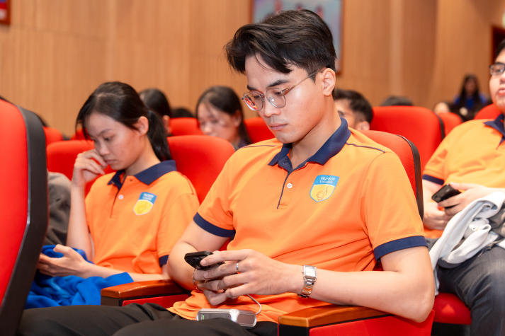 [Video] Sinh viên HUTECH tiếp cận AI, chính thức nhập cuộc “RongViet Invest 2025” 75