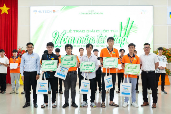 Khoa Công nghệ thông tin HUTECH tổng kết phong trào sinh viên và phát động phong trào năm học 2023-2024 314
