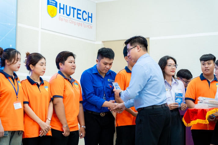 Khoa Marketing - Kinh doanh quốc tế tuyên dương gần 600 sinh viên tiêu biểu Học kỳ I 2023-2024 43