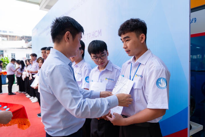 [Video] Rộn ràng Lễ kết nạp Hội viên Hội Sinh viên Việt Nam và Ngày hội chào đón tân sinh viên khóa 2023 tại HUTECH 112