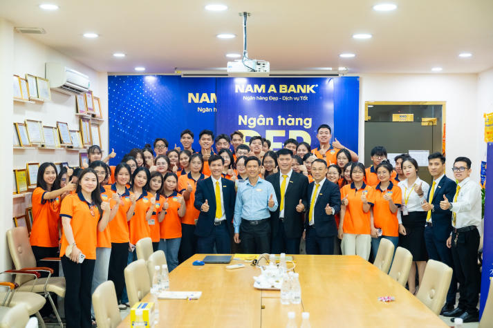 Trải nghiệm thực tế tại Nam A Bank, sinh viên Khoa Luật mở rộng góc nhìn về ngân hàng số 60