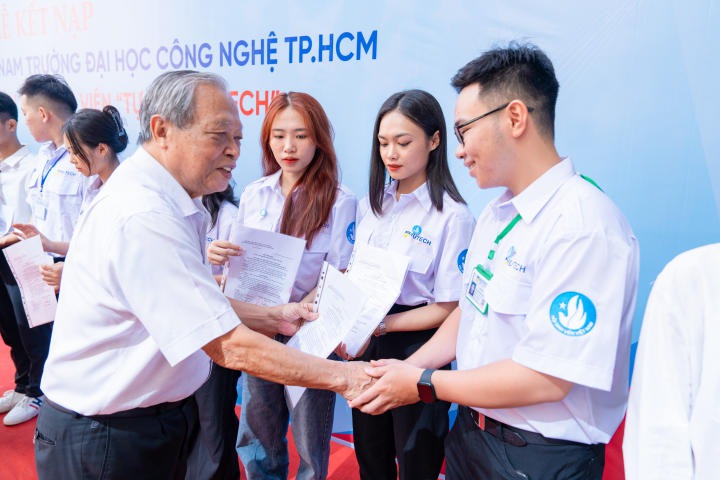 [Video] Rộn ràng Lễ kết nạp Hội viên Hội Sinh viên Việt Nam và Ngày hội chào đón tân sinh viên khóa 2023 tại HUTECH 105