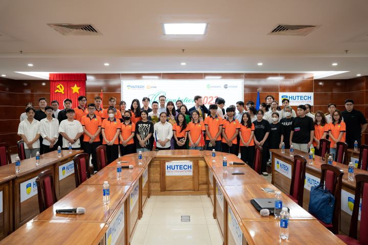 Tân sinh viên chương trình liên kết quốc tế CY Cergy Paris Université (Pháp) hứng khởi tìm hiểu về chương trình học 103