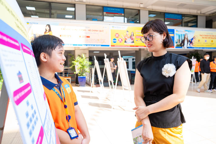 Sáng tạo từ trải nghiệm thực tế: Sinh viên ngành Kinh doanh thương mại báo cáo thực tập bằng poster 109